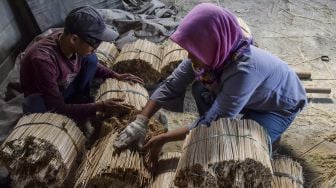 Omzet Meroket Jelang Iduladha, Produsen Tusuk Sate di Malang Banjir Pesanan