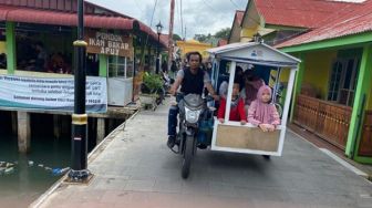 Warga Singapura dan Malaysia Keluarga Kerajaan Riau-Lingga Kunjungi Pulau Penyengat