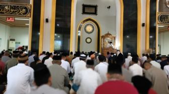 Umat Muslim Padati Masjid Baitul Anwar Kompleks Kantor Gubernur Sulawesi Barat