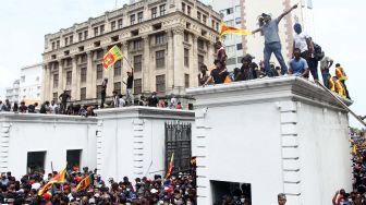 Para pengunjuk rasa yang menuntut pengunduran diri Presiden Sri Lanka Gotabaya Rajapaksa berkumpul di dalam kompleks Istana Kepresidenan Sri Lanka di Kolombo pada 9 Juli 2022.AFP Photo