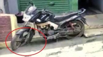 Parkir di Depan Toko, Pemotor Malah Kena Apes: Ban Motor Kena Cor Jalan