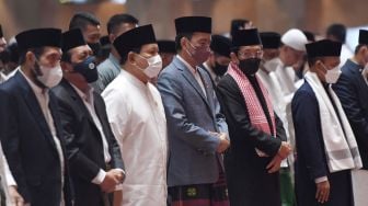 Presiden Joko Widodo (ketiga kanan) bersama Menteri Pertahanan Prabowo Subianto (ketiga kiri), Imam Besar Masjid Istiqlal Nasaruddin Umar (kedua kanan) dan Ketua Mahkamah Konstitusi Anwar Usman (kiri) melaksanakan Shalat Idul Adha di Masjid Istiqlal, Jakarta, Minggu (10/7/2022). ANTARA FOTO/Hafidz Mubarak 

