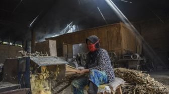 Pekerja membuat tusuk sate di rumah produksi Era Bambu Alami, Kampung Rahayu, Kecamatan Tamansari, Kota Tasikmalaya, Jawa Barat, Sabtu (9/7/2022). ANTARA FOTO/Adeng Bustomi