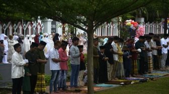 Umat Islam melaksanakan Shalat Idul Idha di depan kantor Bupati Kabupaten Gowa, Sulawesi Selatan, Minggu (10/7/2022). Antara Foto
