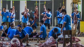 
Panitia memotong daging sapi kurban di Masjid Al Jihad, Banjarmasin, Kalimantan Selatan, Minggu (10/7/2022).  ANTARA FOTO/Bayu Pratama 

