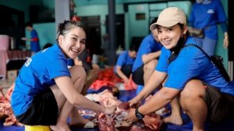 Ayu Ting Ting Jadi Tukang Potong Daging saat Idul Adha, Tuai Pujian Netizen: Tiap Tahun Terjun Langsung