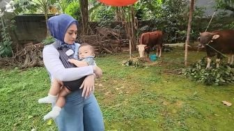 8 Potret Nathalie Holscher dan Anak Rayakan Lebaran Idul Adha Tanpa Sule