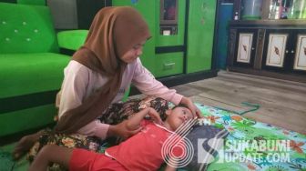 Miris, Bocah Laki-laki di Sukabumi Sudah 6 Tahun Berbaring Tak Berdaya di Lantai Papan Rumah Panggungnya