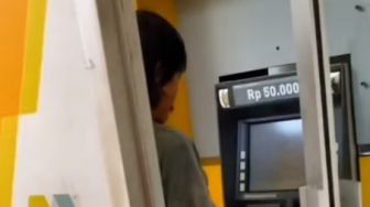 Video Orang-orang Antre 30 Menit di Luar Bilik ATM, Ternyata Orang di Dalamnya Bikin Syok...