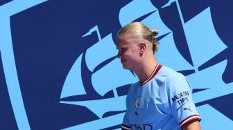 Pesepak boal Manchester City Erling Braut Haaland saat acara perkenalanya kepada publik, di ruang pers  Etihad Stadium. Manchester, Inggris, Minggu (10/7/2022).   [AFP Photo]