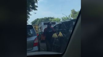 Cara Pemobil Bahagiakan Penjual Tahu Keliling di Lampu Merah Bikin Publik Salut, Keren!