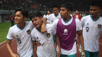 Sejumlah pemain Indonesia U-19 meluapkan kekecewaannya usai laga penyisihan grup Piala AFF U-19 melawan Myanmar U19 di Stadion Patriot Candrabhaga, Bekasi, Jawa Barat, Minggu (10/7/2022).  ANTARA FOTO/Akbar Nugroho Gumay