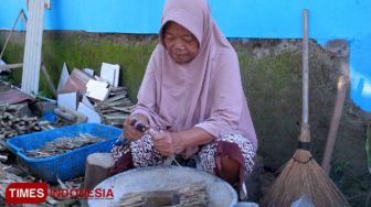 Kisah Emak Tiah, 30 Tahun Membuat dan Jualan Tusuk Sate