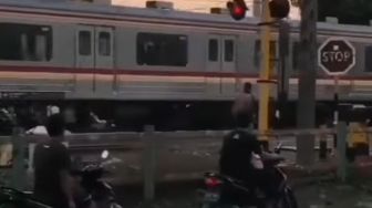 Viral, Pria Tak Dikenal Lempari Kereta Yang Sedang Berjalan Dengan Batu Buat Publik Geram