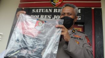 Polisi menunjukkan barang bukti sepucuk airsoft gun yang diamankan polisi saat upaya jemput paksa Moch Subchi Azal Tsani (MSAT) Pondok Pesantren (Ponpes) Shiddiqiyah di Mapolres Jombang, Jawa Timur, Senin (11/7/2022).  ANTARA FOTO/Syaiful Arif