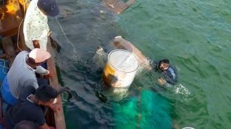 Kapal Penampung Ikan Melarikan Diri Setelah Tabrak Perahu Nelayan di Perairan Karimun: Dua Orang Selamat