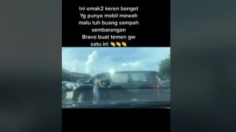 Tegur Pengendara Mobil Mewah yang Buang Sampah Sembarangan, Ibu-ibu Ini Banjir Pujian