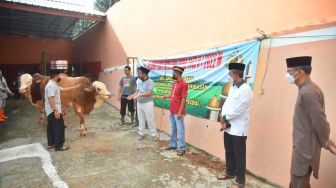 Polda Lampung Bagikan 1154 Paket Daging Qurban