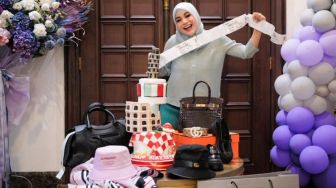 Aurel Hermansyah Dapat Kado Scarf Burberry, Warganet: Baru Lihat Hijab Harga Segitu