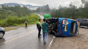 Bus Penumpang Terbalik Usai Tabrak Pemotor di Jalan Solok-Padang, 8 Orang Luka-luka