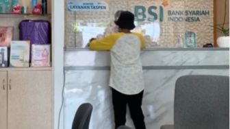 Nenek Ini Perhatian Banget, Cucunya Diberi Hadiah Meja Gambar Demi Semangat Belajar