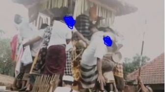 Pria Jatuh Timpa Orang Lain Saat Pagelaran Karya Agung Pura Batur Sari Ubud, Warga Heboh