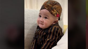 Baby Rayyanza Cosplay Jadi Mbah Dukun, Warganet Ramai Minta Dicarikan Jodoh