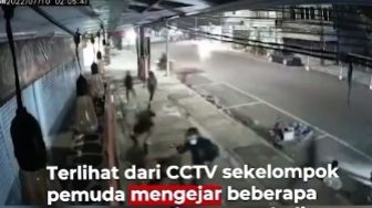 Viral Rekaman CCTV Aksi Pengeroyokan Gerombolan Pemuda kepada PKL di Bandung, Publik Dibuat Geram: Kirim ke Gaza