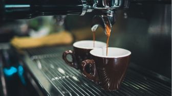 Peminum Kopi dan Teh Merapat, Kenali 4 Dampak Konsumsi Kafein pada Kulit