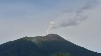 Gunung Api Gamalama Keluarkan Asap Putih Setinggi 200 Meter, Bukan Peningkatan Aktivitas Vulkanik