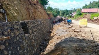 Pemprov Sulsel Lebarkan Jalan Salaonro - Ulugalung Kabupaten Wajo Jadi 7 Meter