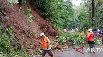 Jalur Gumitir Terlanda Longsor, Setengah Badan Jalan Tertutup Tanah