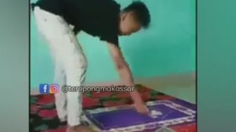 Viral Remaja Lakukan Gerakan Salat Sambil Merokok dan Cengengesan, Aksinya Bikin Geram Publik: Laknat!