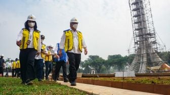 Menteri Pekerjaan Umum dan Perumahan Rakyat (PUPR) Basuki Hadimuljono (kanan) saat meninjau revitalisasi Taman Mini Indonesia Indah (TMII), Jakarta Timur, Selasa (12/7/2022). [Suara.com/Alfian Winanto]