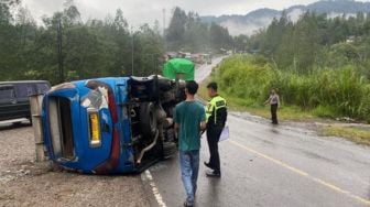 Tabrak Pengendara Sepeda Motor, Bus Ini Terbalik, Ada Korban Luka-luka