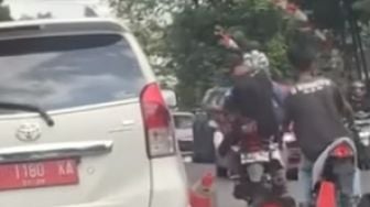 Komentar Nyelekit Netizen soal Video Pemuda Acak-acak Cone Pembatas Jalan: Pasti Ibunya Bangga