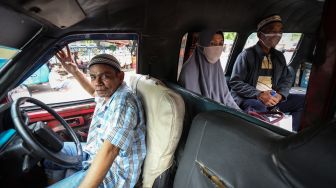 Sejumlah penumpang menunggu keberangkatan angkutan umum di Kampung Rambutan, Jakarta, Selasa (12/7/2022).  ANTARA FOTO/Asprilla Dwi Adha