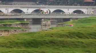 Pekerja beraktivitas di proyek revitalisasi Taman Mini Indonesia Indah (TMII), Jakarta Timur, Selasa (12/7/2022). [Suara.com/Alfian Winanto]
