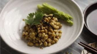 Yusuke Waseda Boys Ungkap Cara Makan Natto yang Tepat, Mulai dari Buka Bungkus hingga Mengaduk