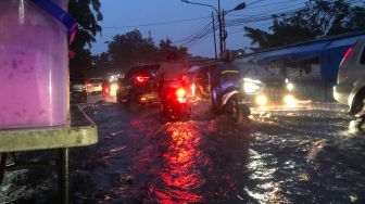 Hati-Hati Melintas di Jalan Patra Raya Jakbar, Ada Genangan Air Setinggi 30 Sentimeter