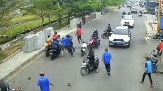Terjatuh Dari Motor Hasil Curian, Seorang Pencuri Sepeda Motor di Penjaringan Babak Belur Dihajar Warga