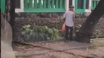 Video Viral Bapak Peminta Sumbangan Masjid, Uangnya Diambil dan Kardusnya Dibuang ke Selokan