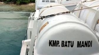 Berlayar dari Pelabuhan Bakauheni, KMP Batu Mandi Kandas di Sebuah Pulau