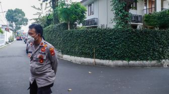 Polisi Berjaga di Depan Rumah Dinas Kadiv Propam Polri Irjen Pol Ferdy Sambo