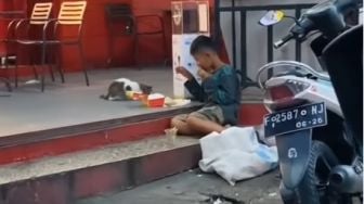 Video Viral Anak Pemulung Masih Berbagi Makanan dengan Kucing, Publik: Gak Tega Lihatnya....