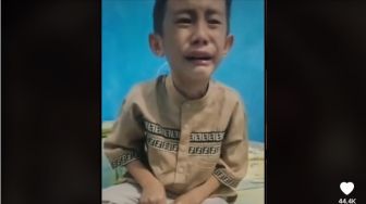 Viral Bocah Lelaki Nangis Tersedu-sedu Saat Belajar Baca, Ini Sebabnya