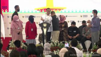 Nekatnya Bukan Main! Pria Ini Tiba-Tiba Peluk Jokowi di Depan Paspampres