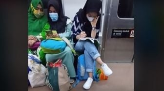 Diduga sedang Belajar di Gerbong Kereta Api, Wanita Ini Banjir Doa dari Warganet