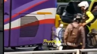 Viral Moge Milik Polisi Remuk dan Masuk Kolong Bus Usai Terlibat Kecelakaan, Kondisinya Memprihatinkan