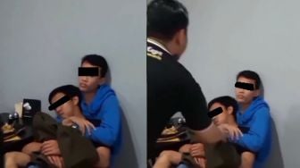 Ada-ada Saja! Dua Pemuda Ketiduran Berpelukan di Resto, Bikin Pegawai Bingung sampai Harus Dibangunkan